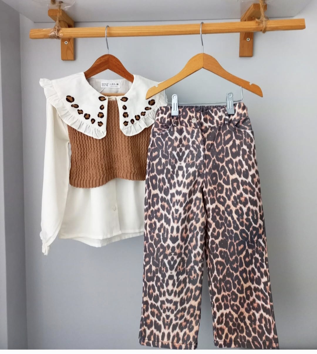Komplet sa leopard print pantalonama – košulja i džemperić za devojčice