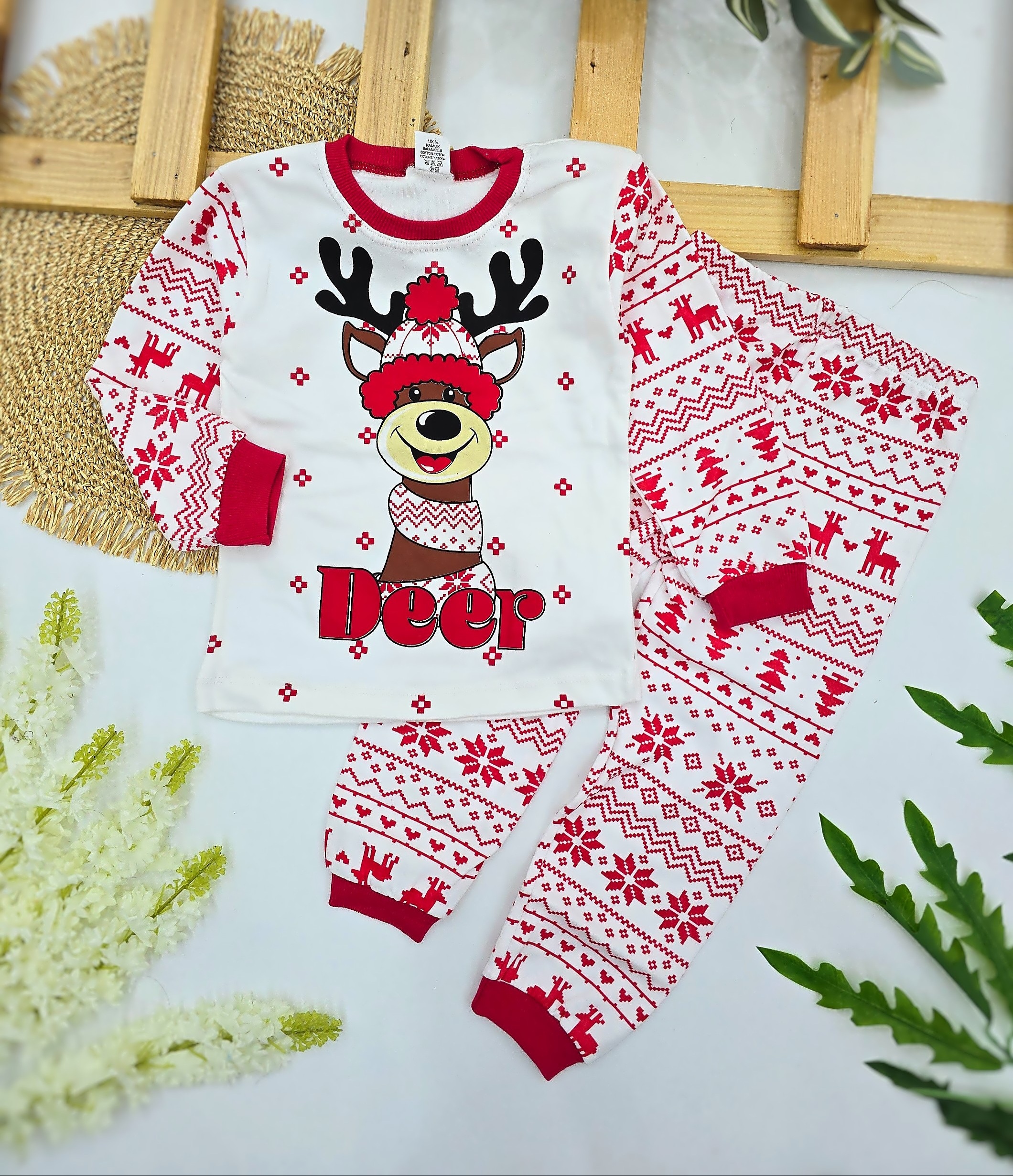 Dečija novogodišnja pižamica sa irvasom – crveno-bela