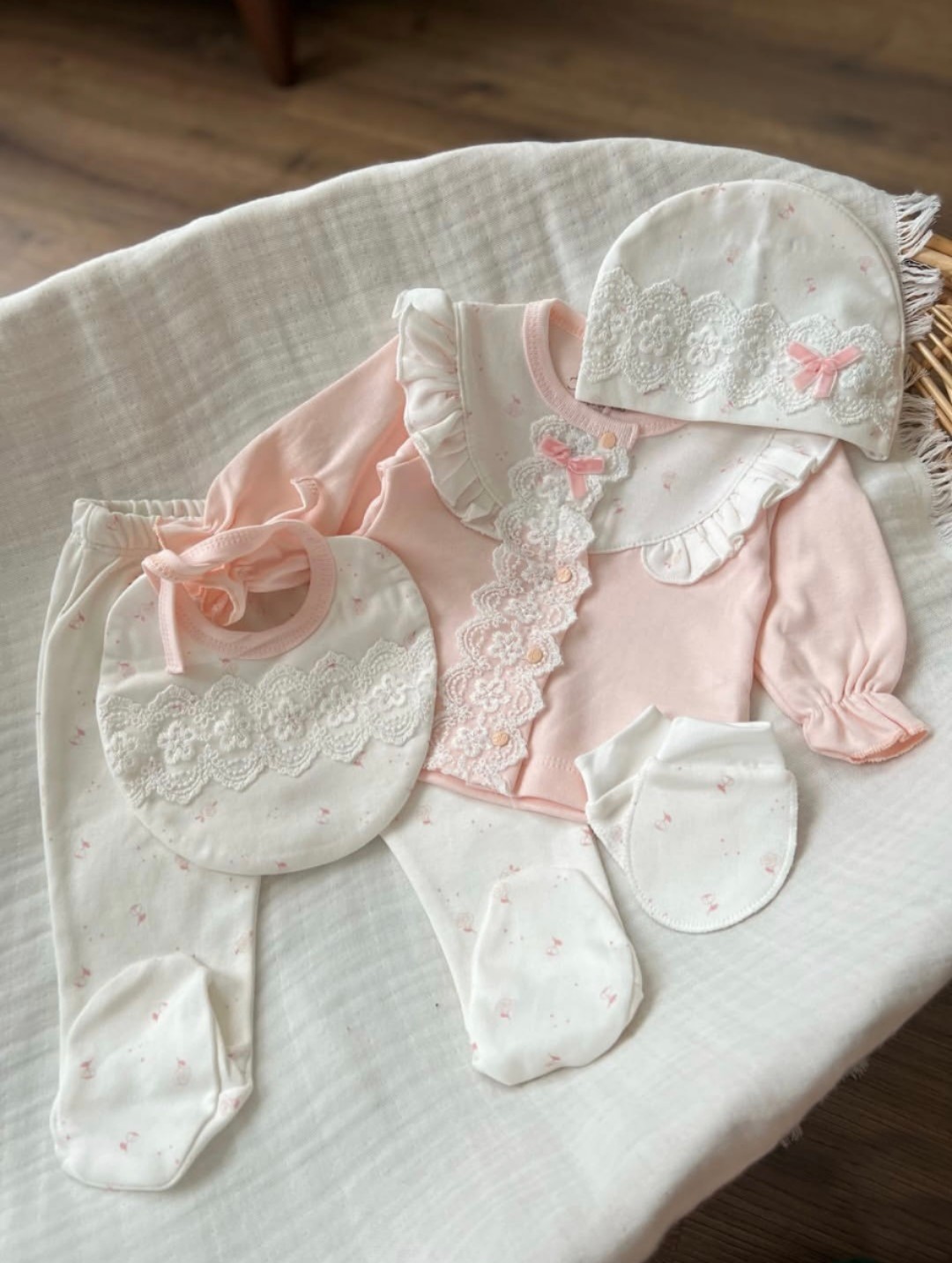 Belo-roze set za novorođenče sa čipkom – 5 delova