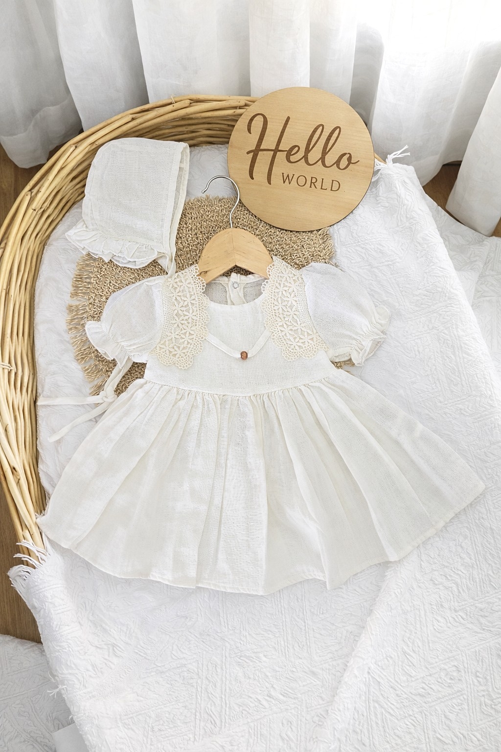 Bela haljinica za bebe sa kapicom – elegantni set