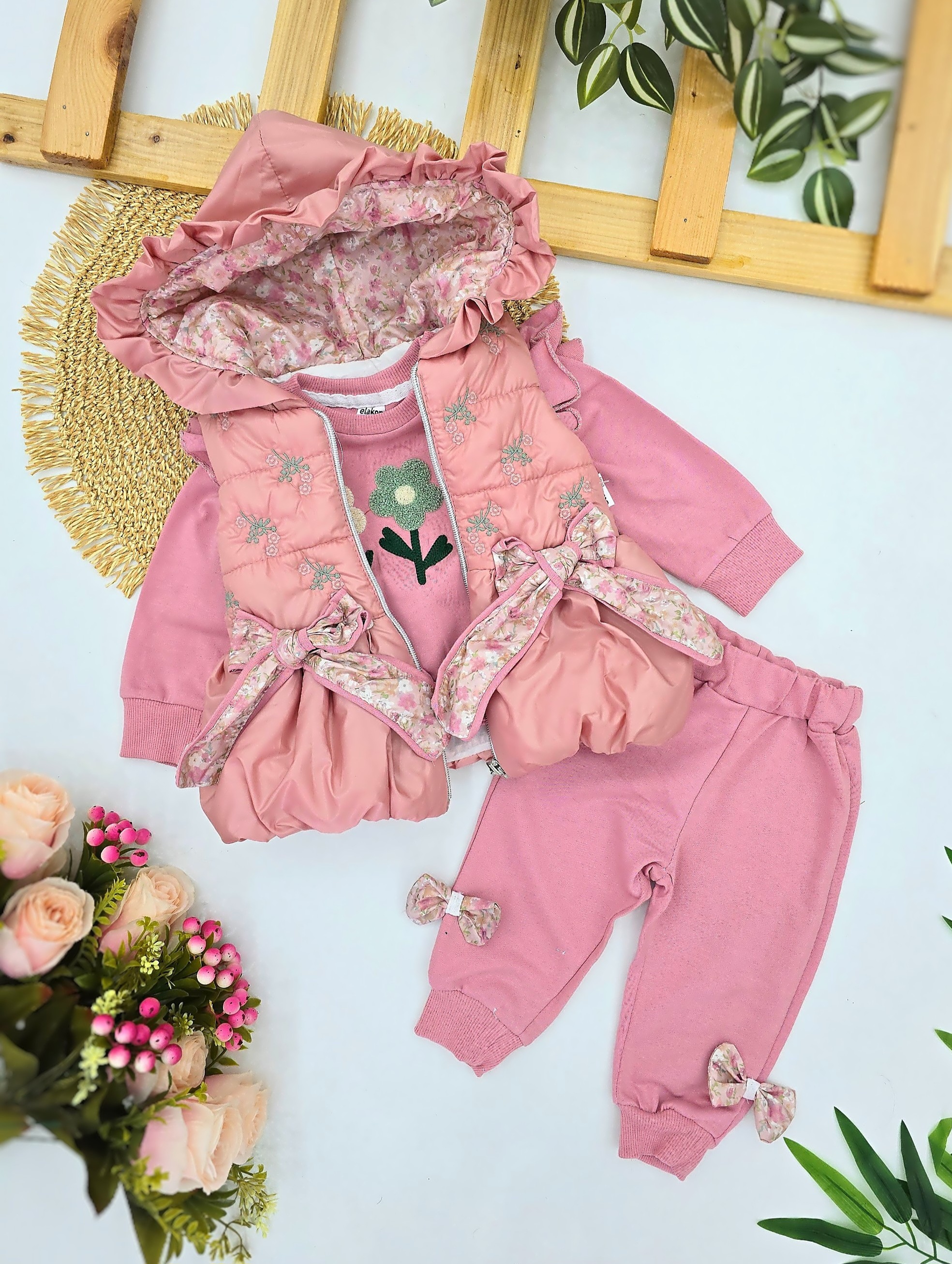 Trodelni set za devojčice sa prslukom – roze sa cvetnim detaljima
