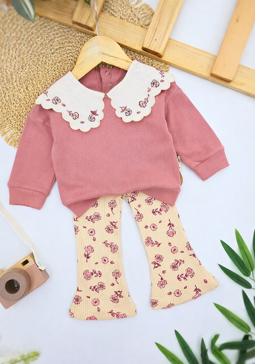 Duks sa čipkastom kragnom i pantalone sa cvetnim dezenom za devojčice