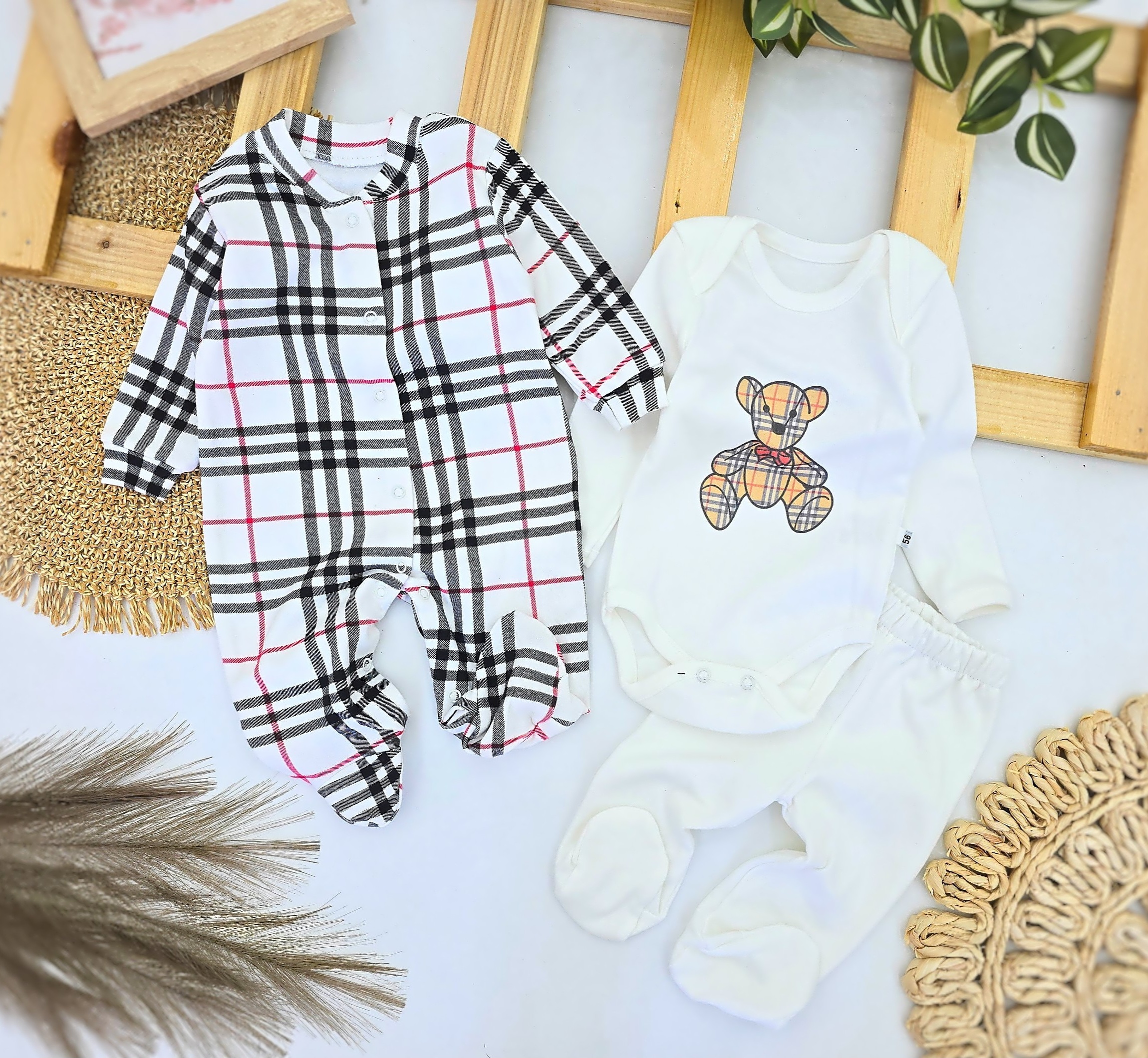 Trodelni kompletić za dečake – beli bodić i pantalone, karirani kombinezon