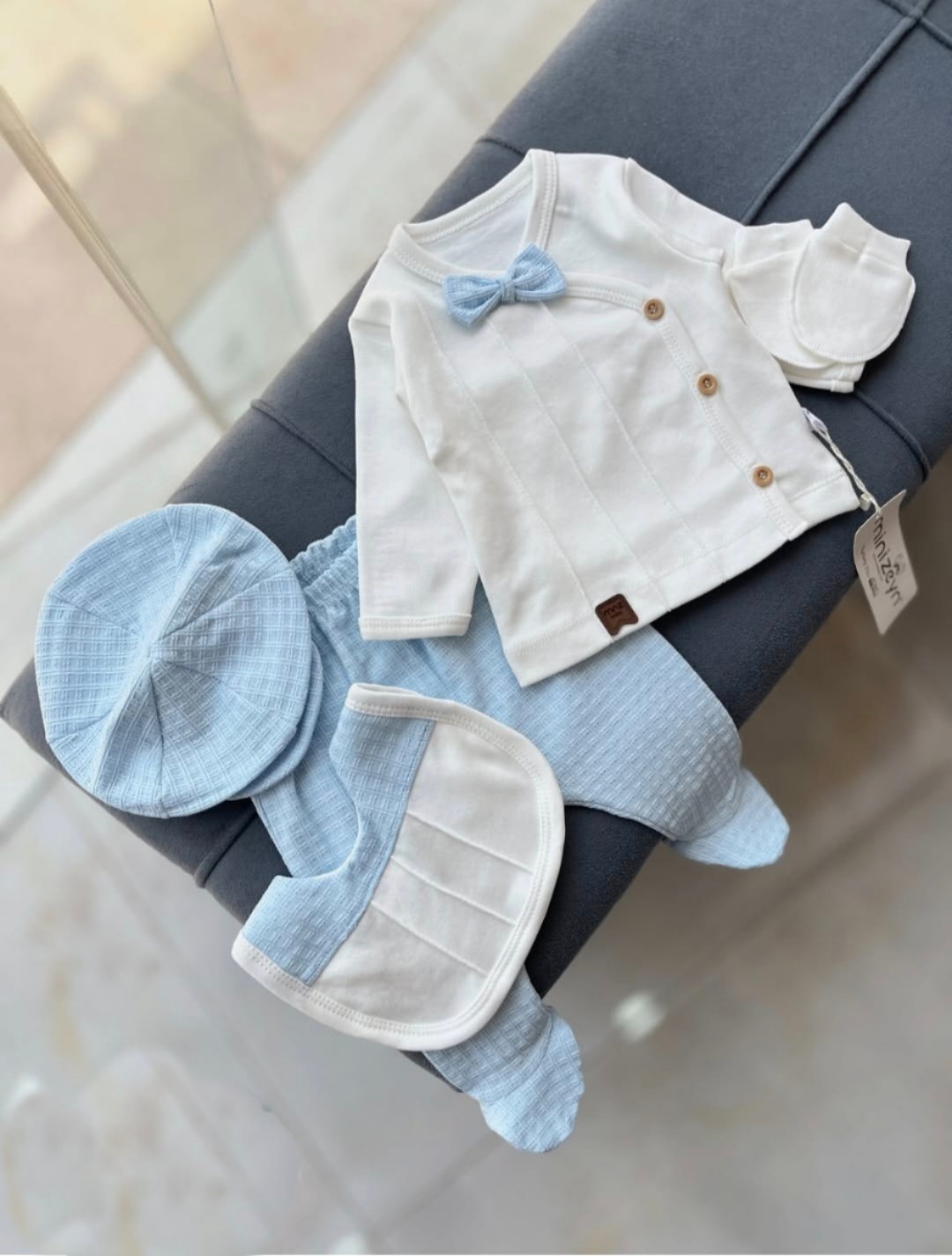 Belo-plavi set za novorođenče – benkica, pantalone, beretka, rukavice i portikla