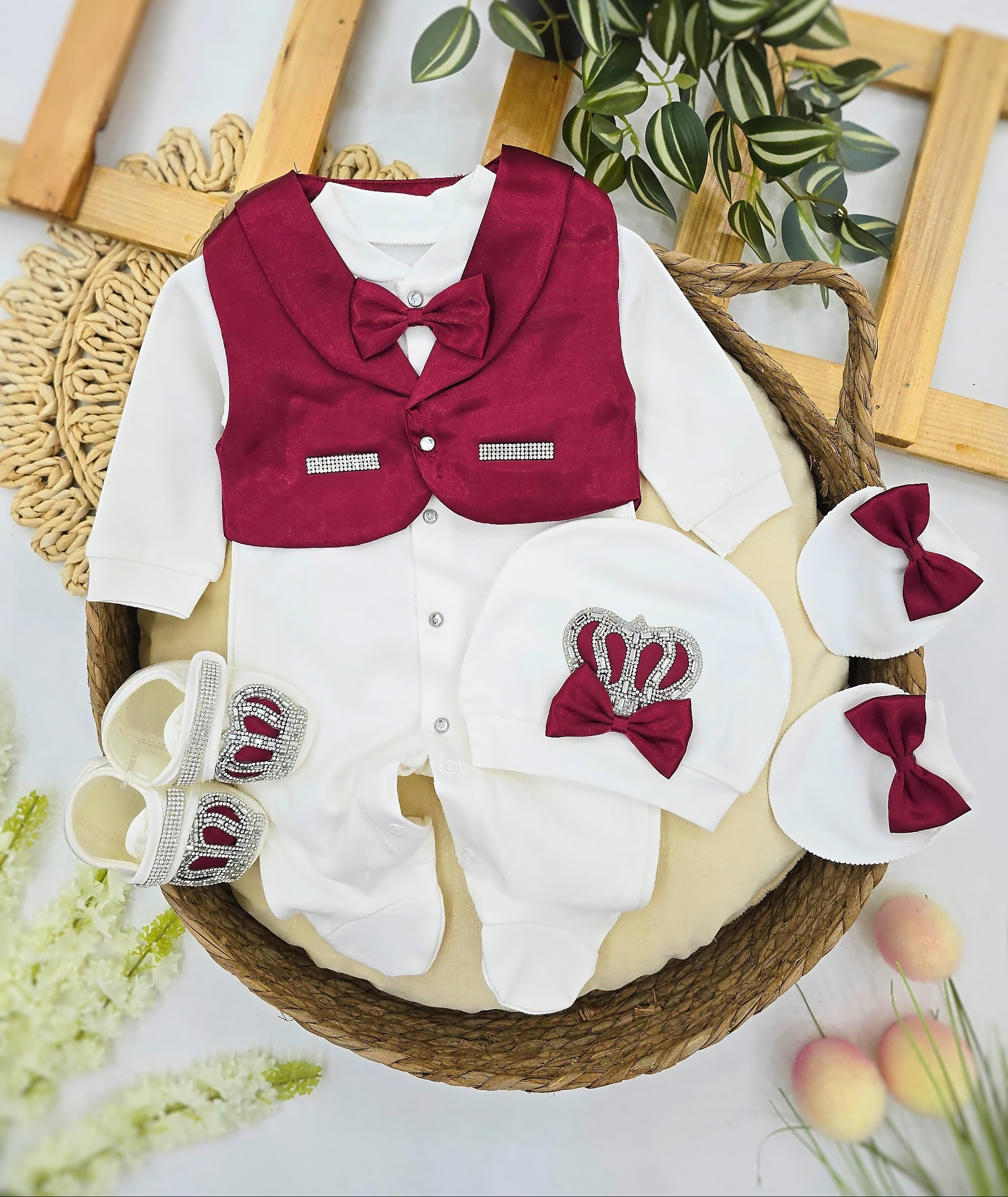 Elegantni bordo set za novorođenče – kombinezon, prsluk, cipelice, kapica i rukavice