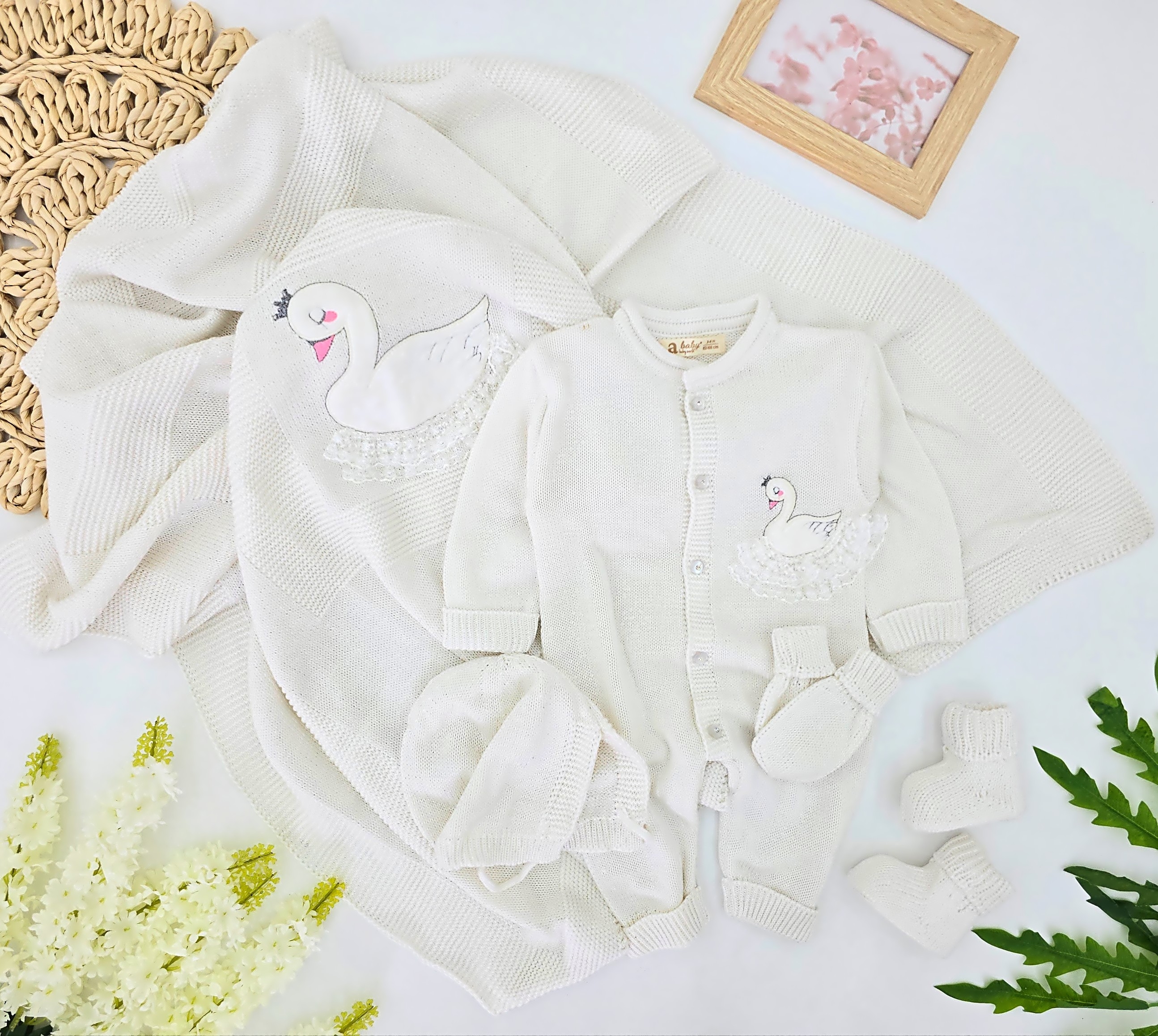 Pleteni beli set u kutiji – labud motiv