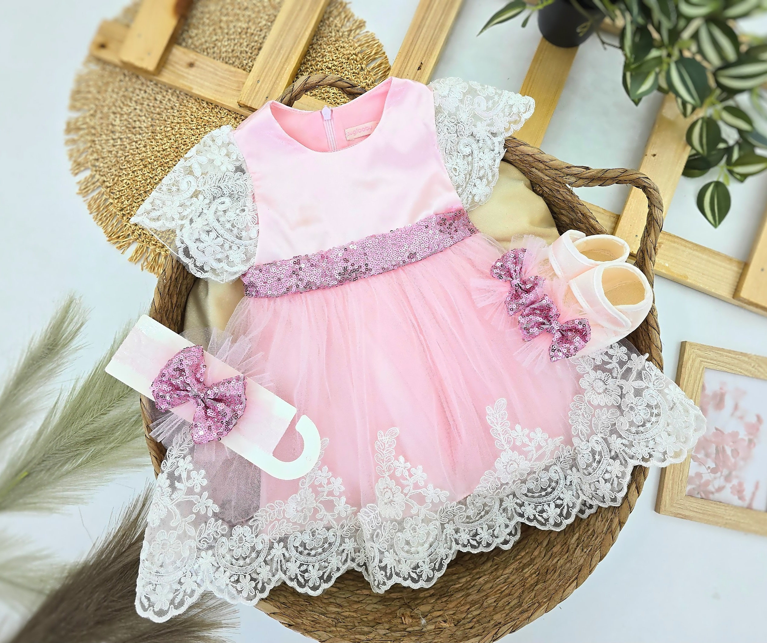 Četvorodelni svečani set za bebe devojčice – puder roze haljina, mašna, patofnice i hulahopke