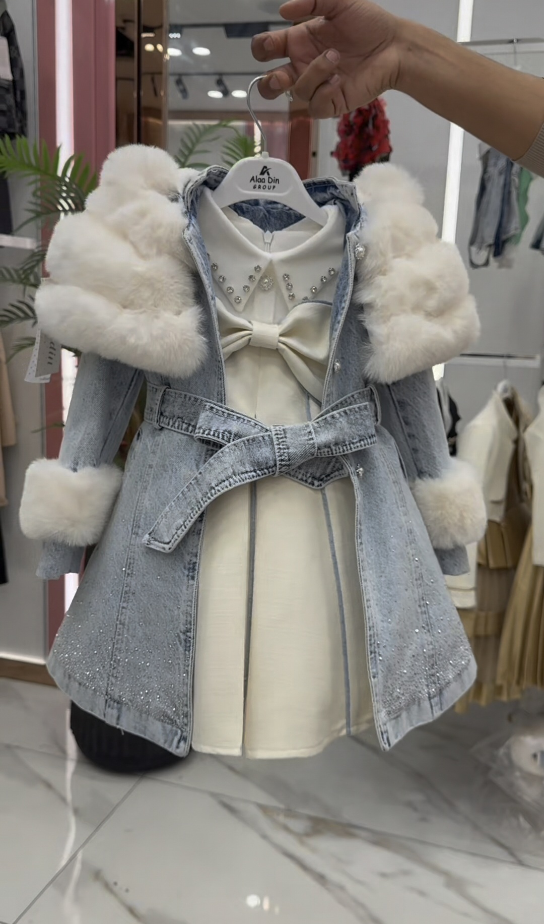 Lux komplet za devojčice – teksas kaput sa krznom i krem haljina sa mašnom