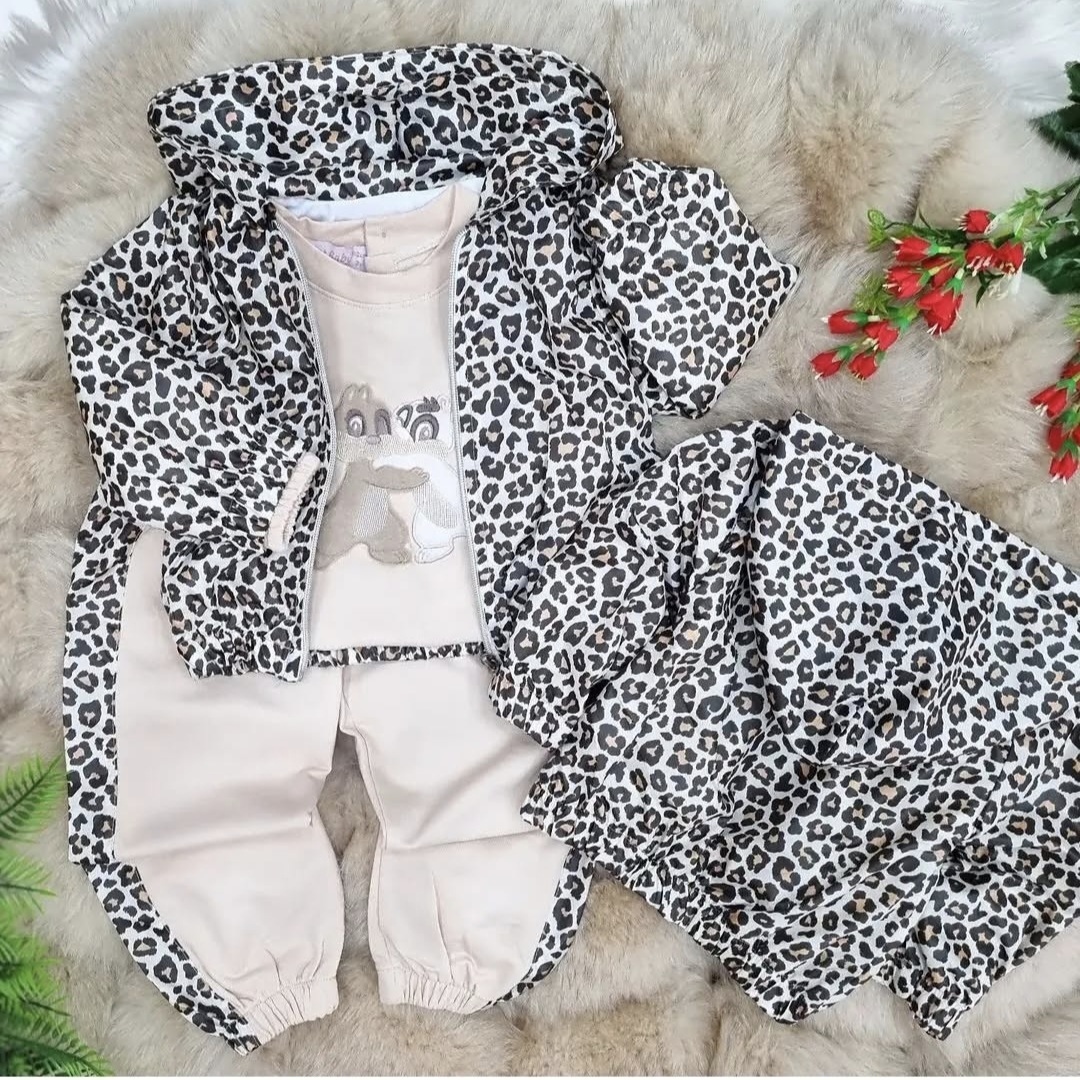 Šuškava jaknica u leopard dezenu, bež gornji i donji deo sa leopard detaljima – komplet za devojčice Šuškava jaknica u leopard dezenu, bež gornji i donji deo sa leopard detaljima – komplet za devojčice