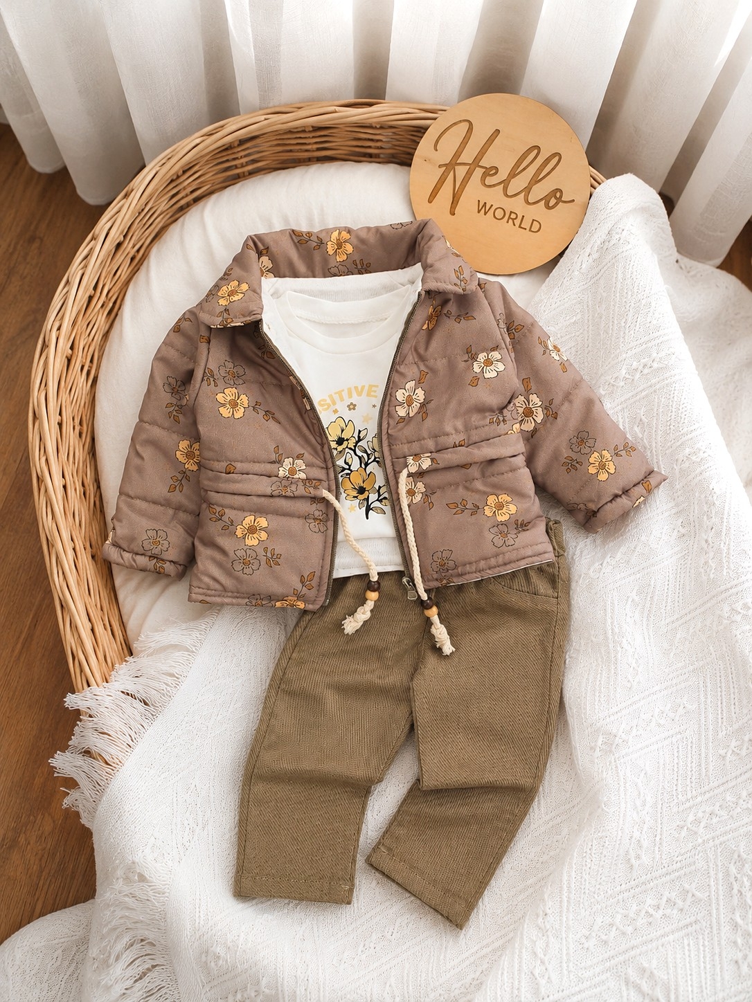 Jesenji set sa cvetnim detaljima – jaknica, pantalone i bluza (braon)