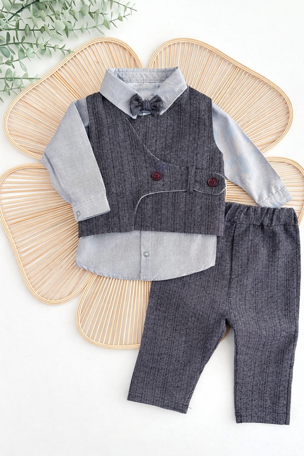 Svečani komplet za bebe dečake – košulja, prsluk, pantalone i leptir mašna (sivo)