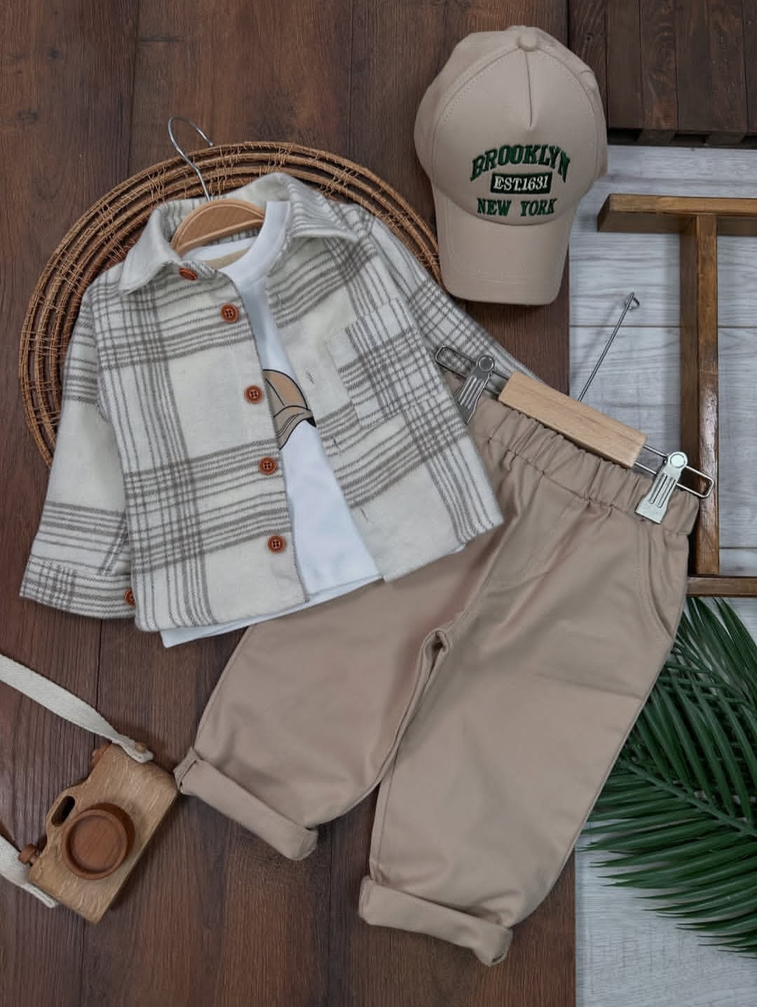 Elegantan bež komplet za dečake – košulja, bluza, pantalone i kačket