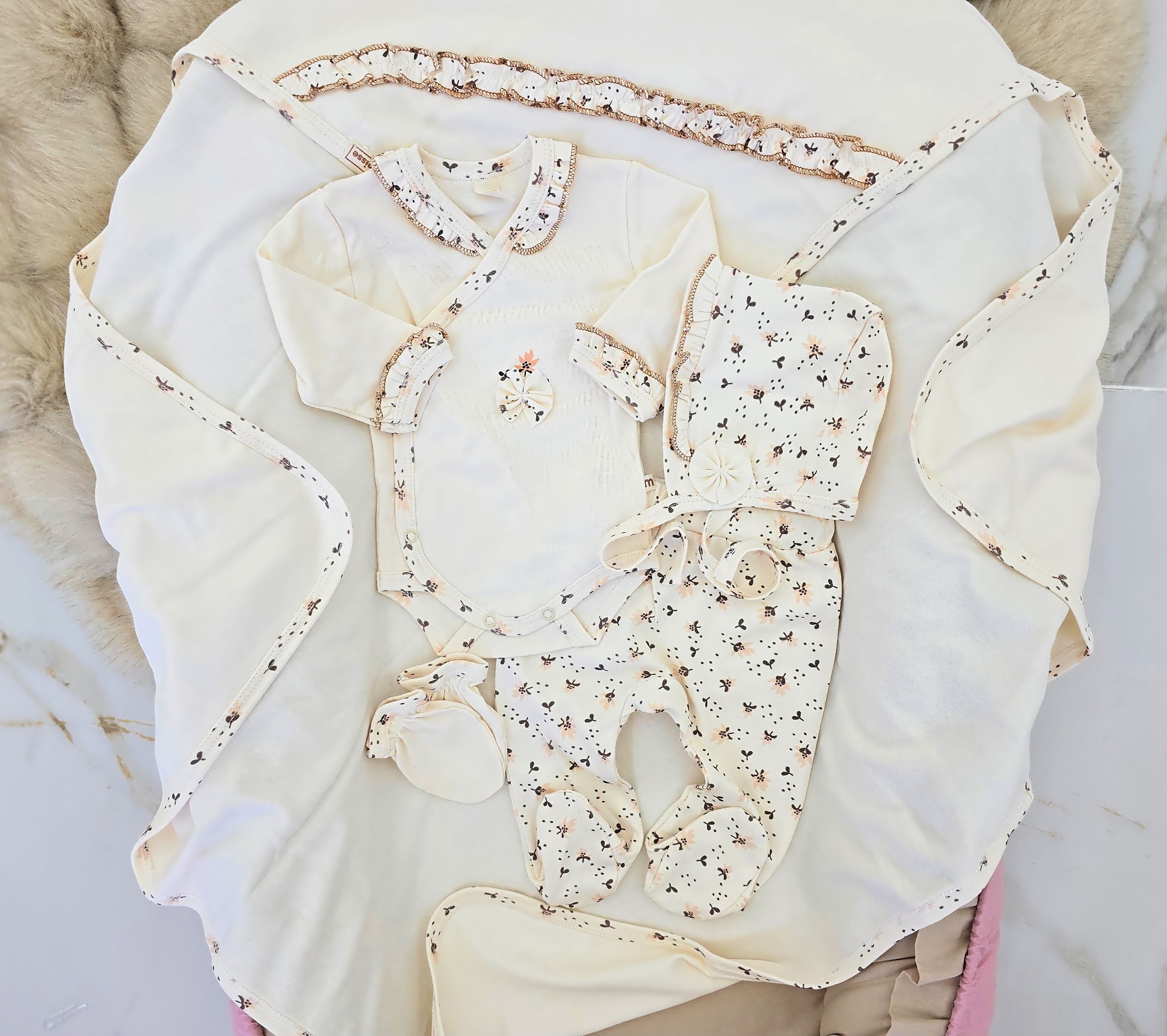 Petodelni krem set za bebe sa cvetnim detaljima