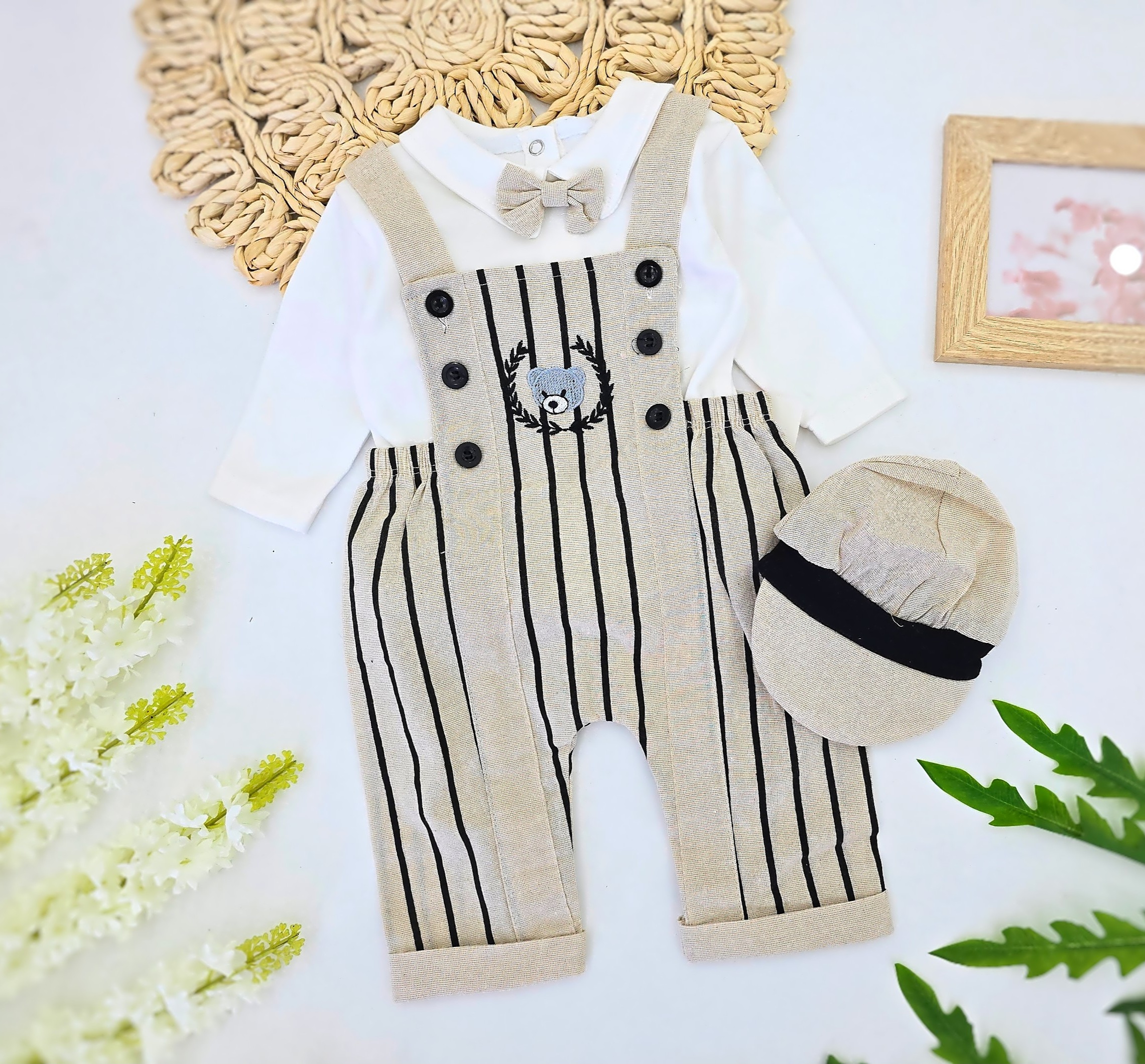 Svečani komplet za bebe – beretka, bluzica i pantalone sa tregerima