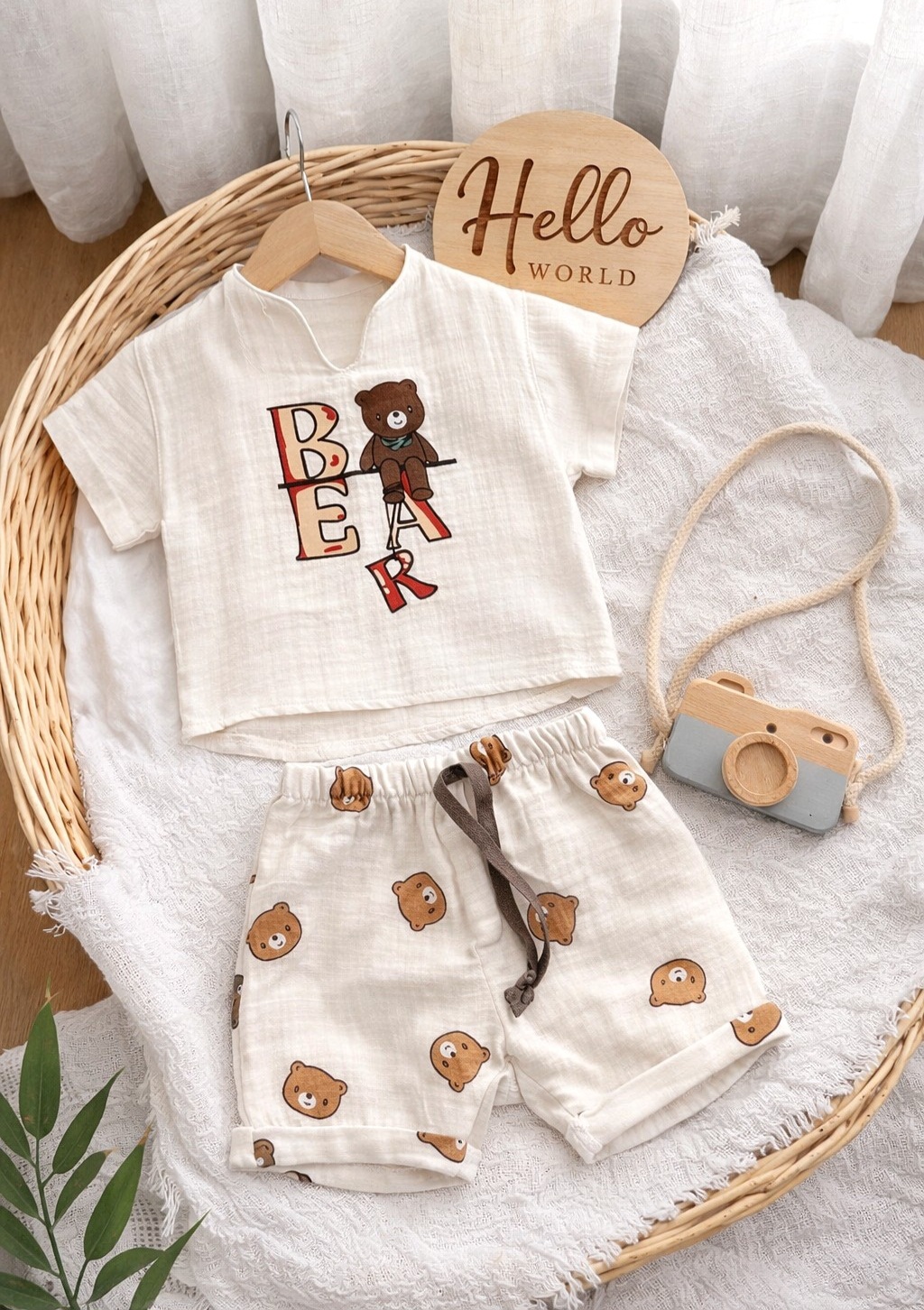 Dvodelni letnji komplet za dečake – majica i šorts sa motivom mede